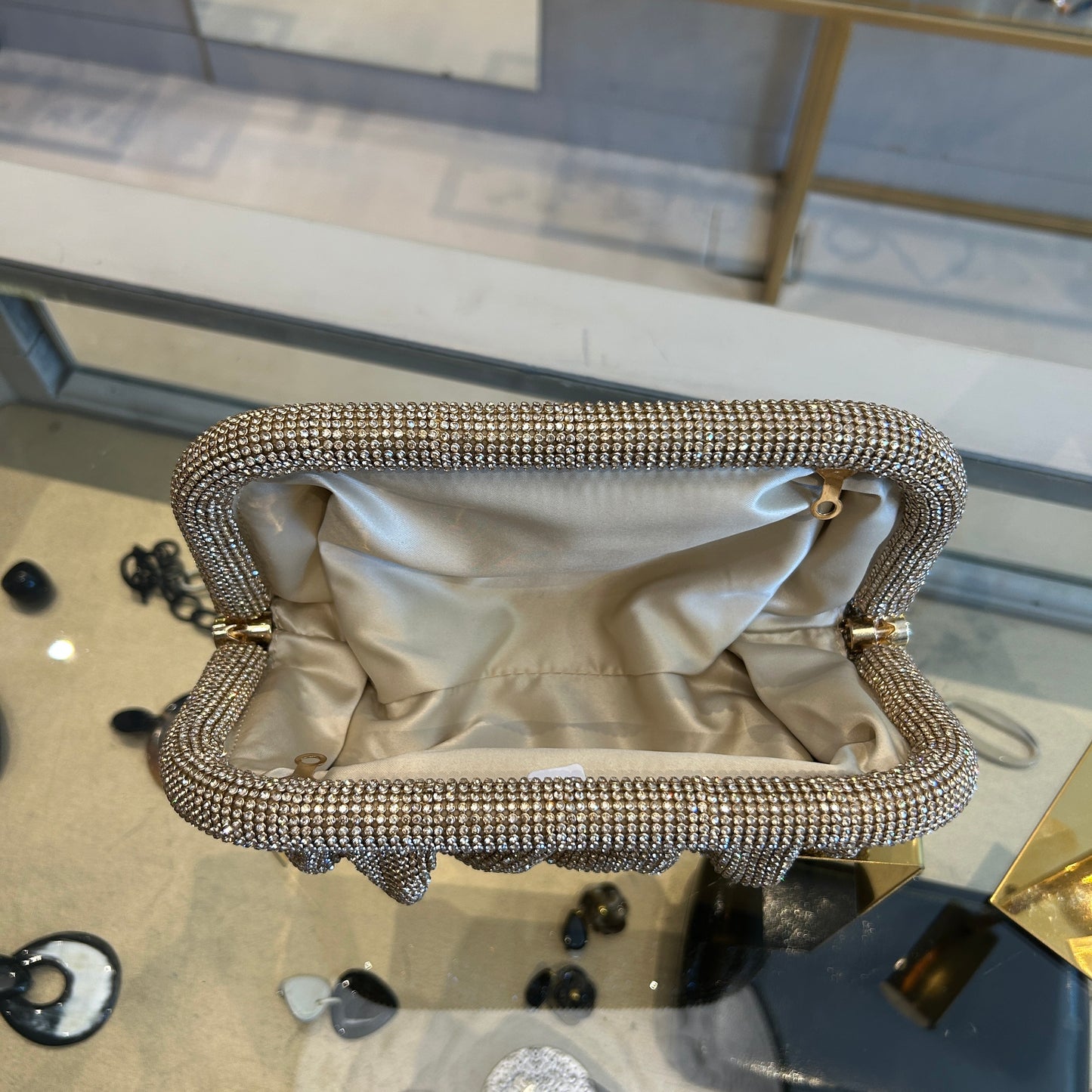 Bolso malla de strass dorado