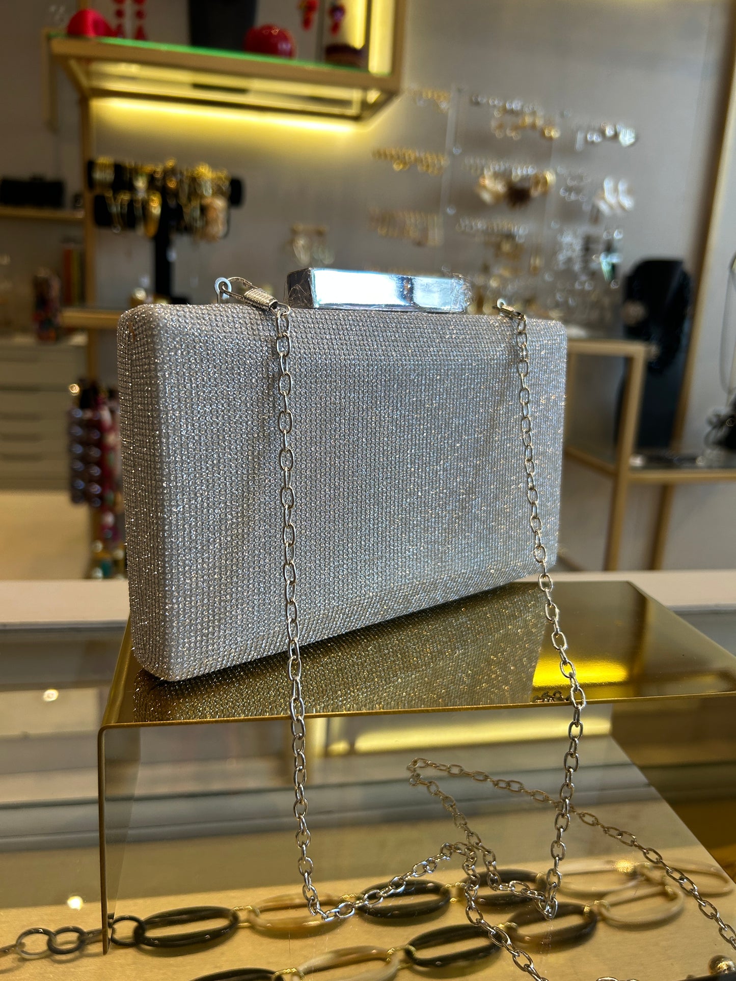Clutch plateado brillante