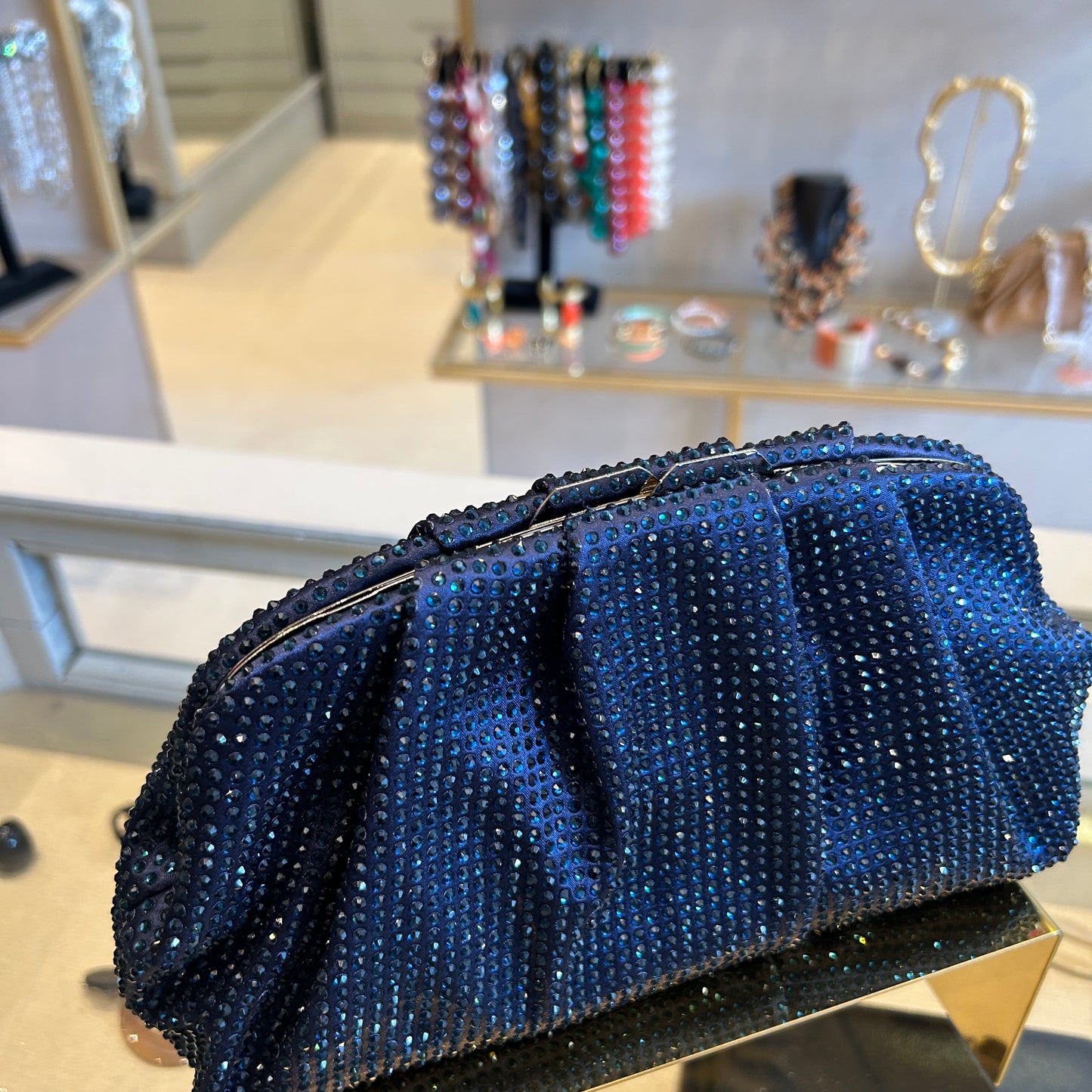 Bolso raso con strass azul