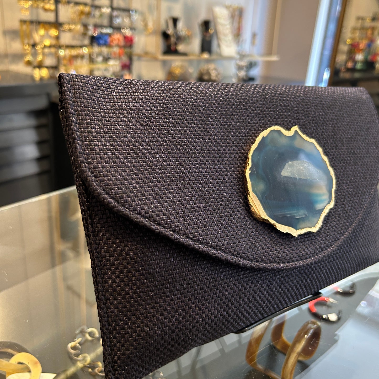 Sobre azul marino con ágata