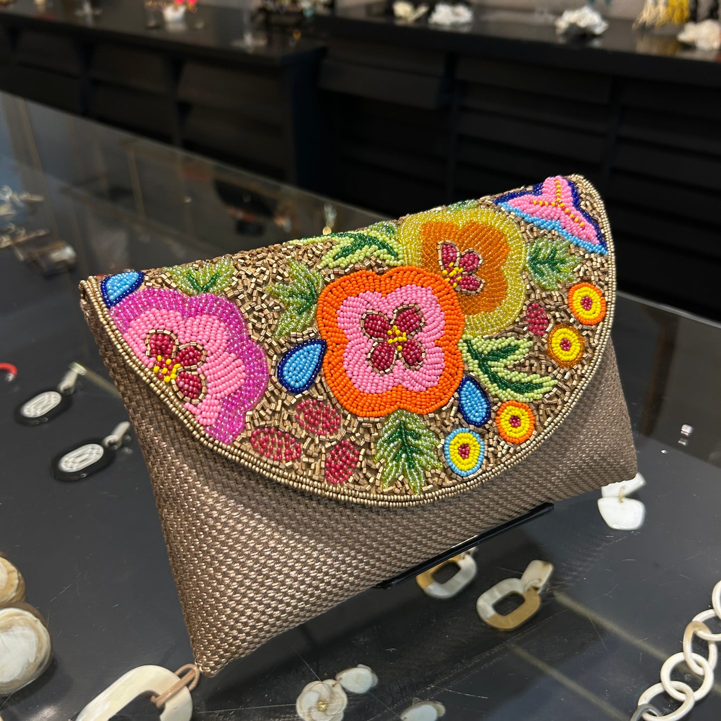 Sobre bordado con cristales mulitcolor