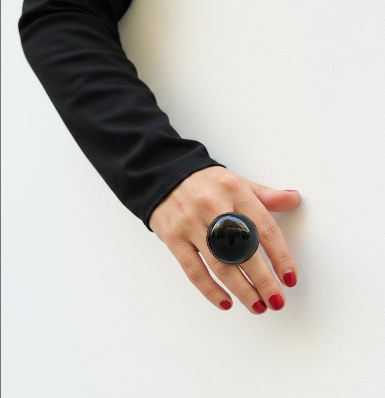 anillo negro de resina