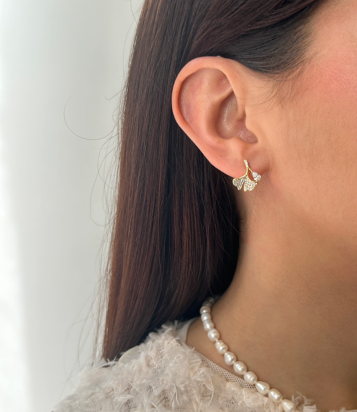 aros pequeños de zirconia hoja ginkgo dorados