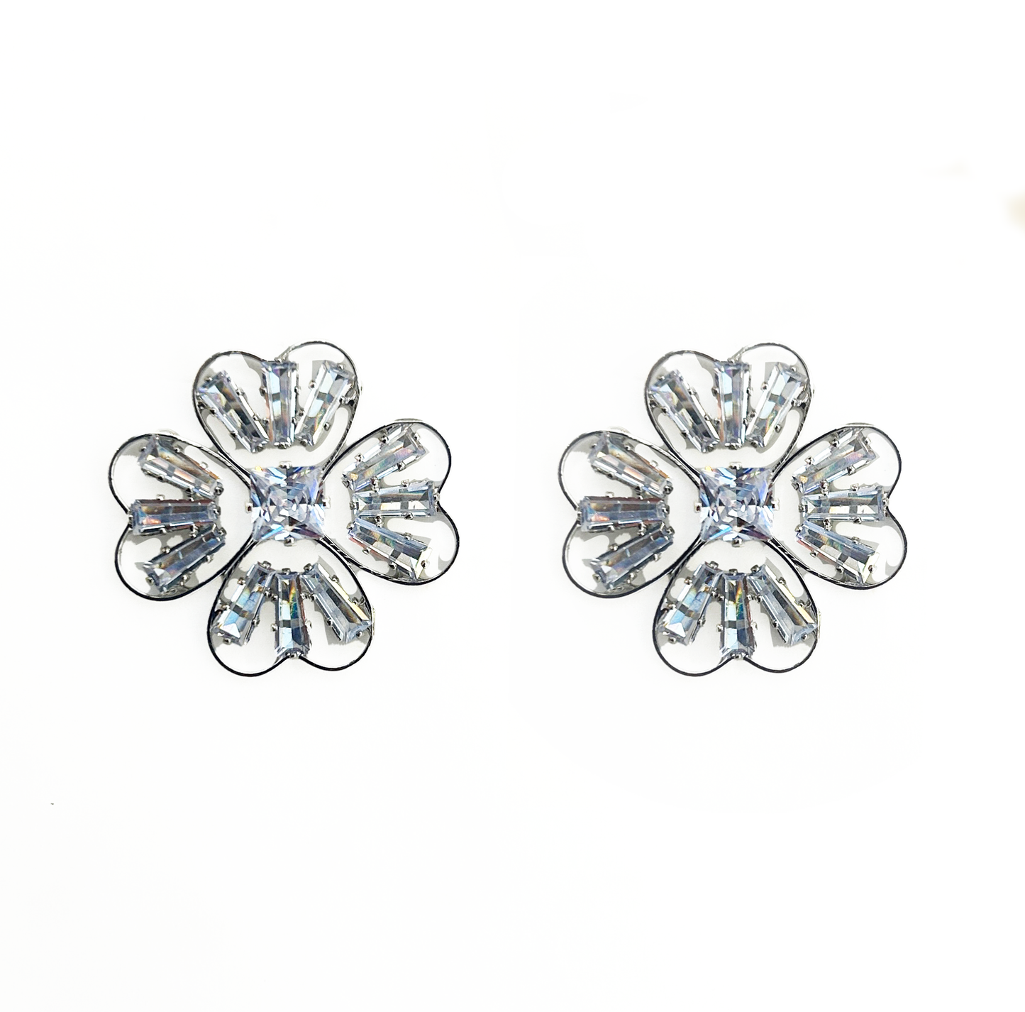 aros plateados de flores