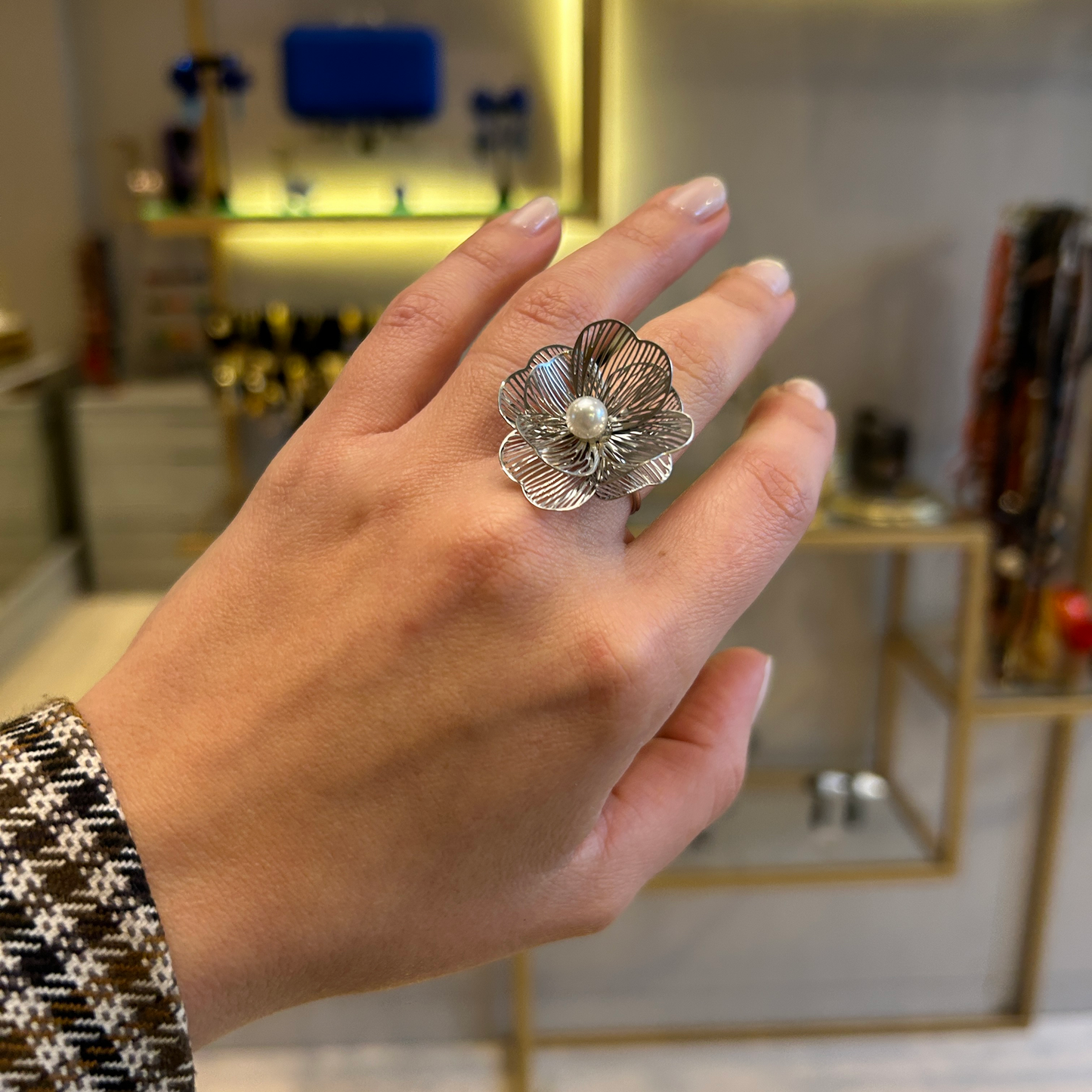 Anillo flor con perla