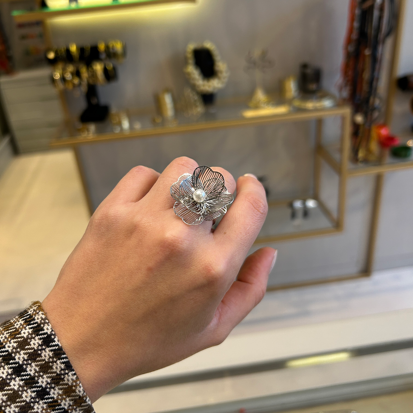 Anillo flor con perla