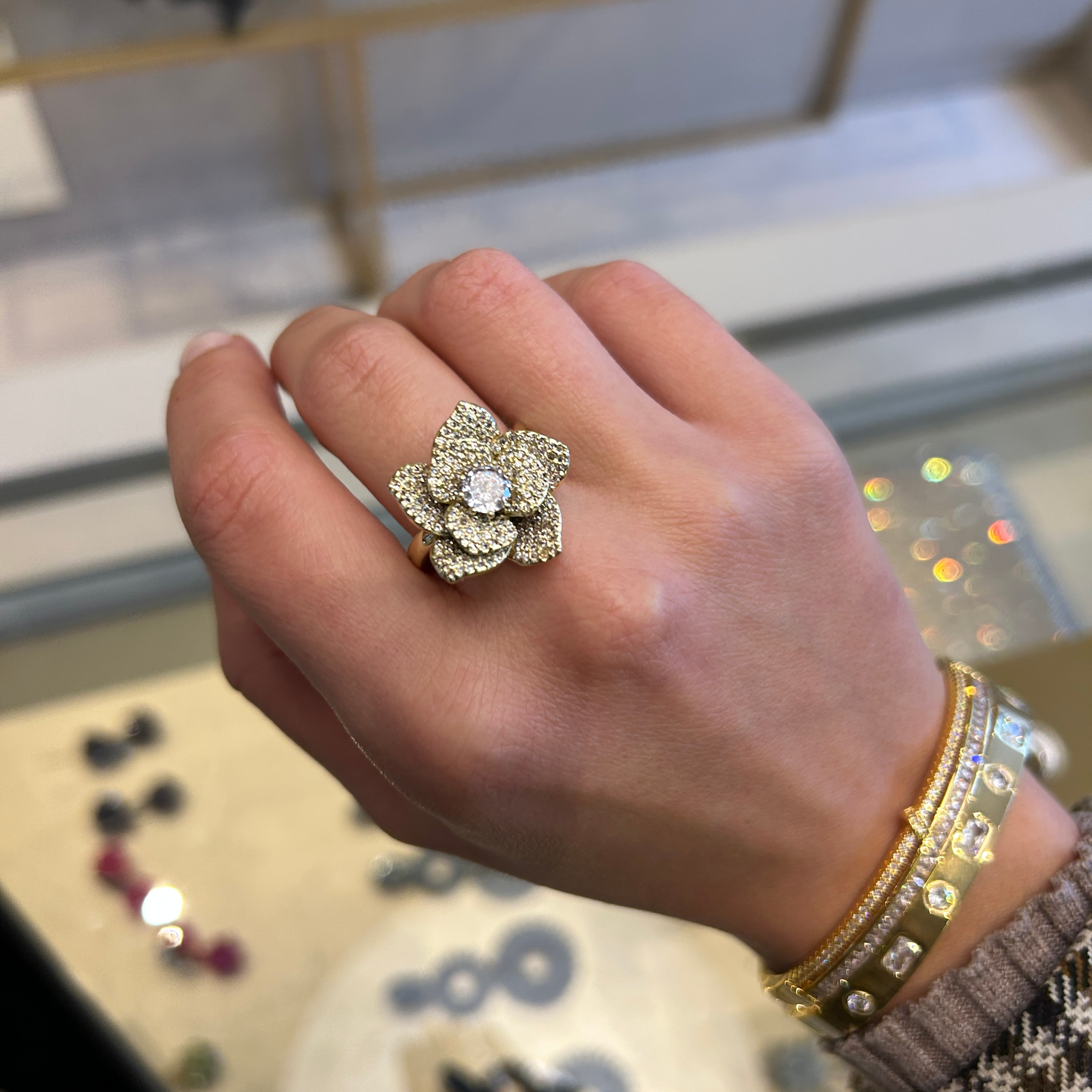 anillo flor de zirconia