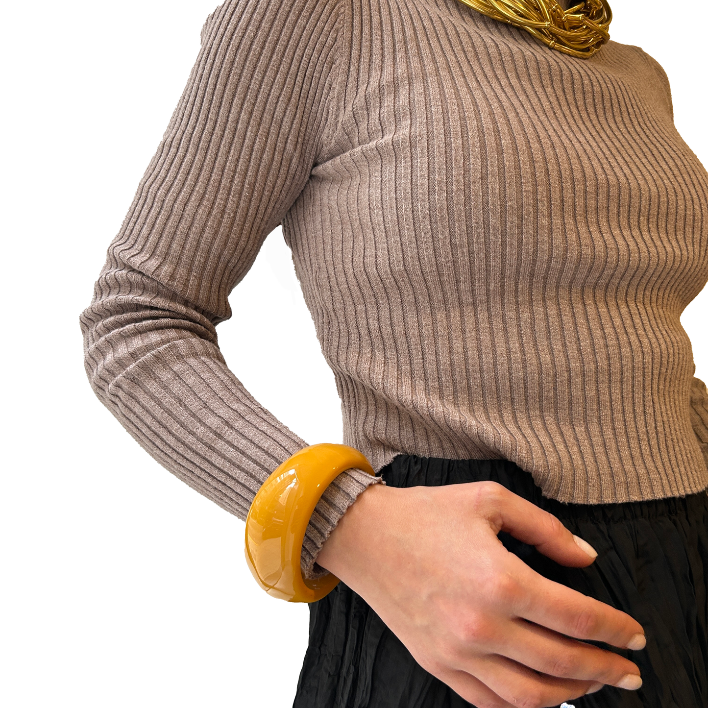 Pulsera ancha de resina mostaza