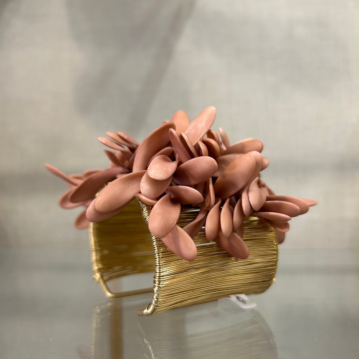 Pulsera rectangular de pétalos