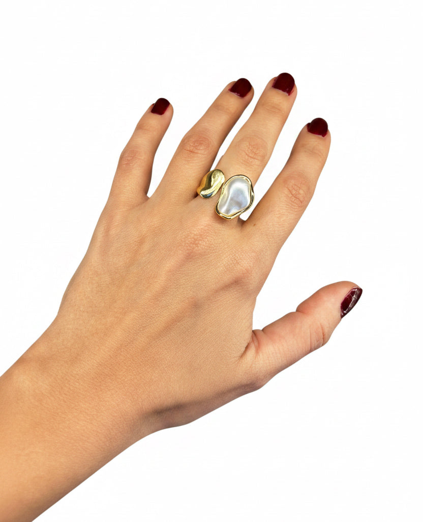anillo dorado con perla