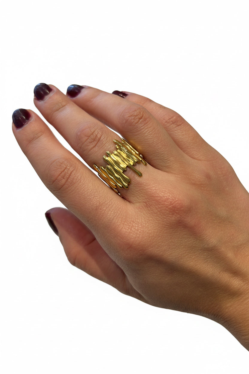 Anillo dorado irregular