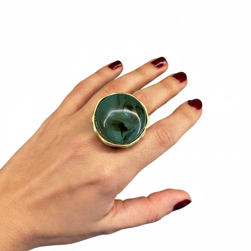 anillo de metal y resina