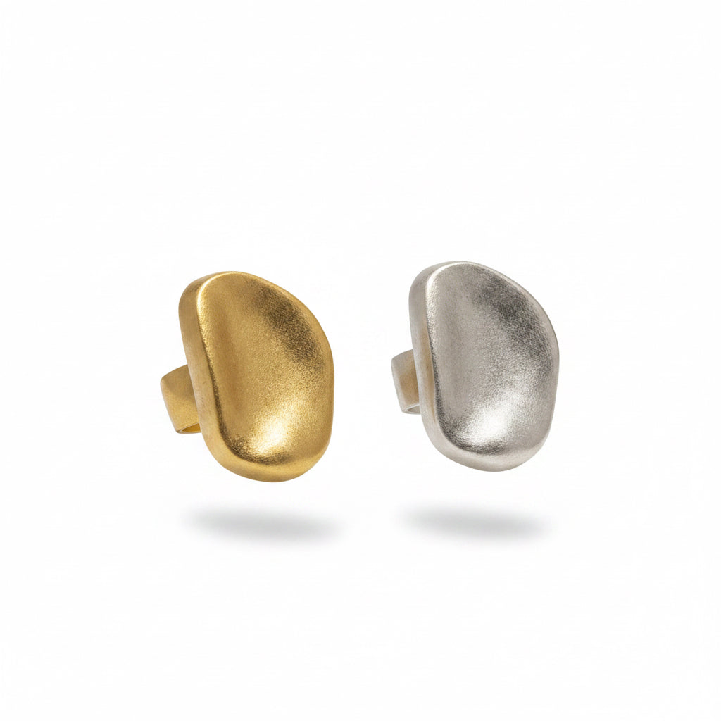 anillo de metal dorado