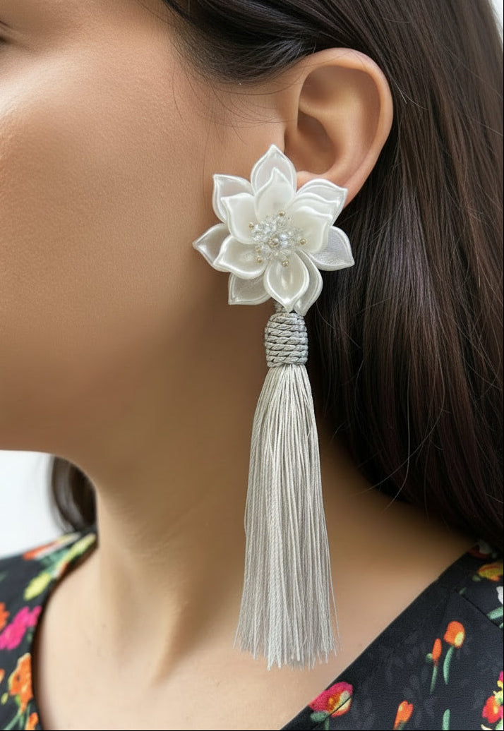 Aros flor con fleco plateado