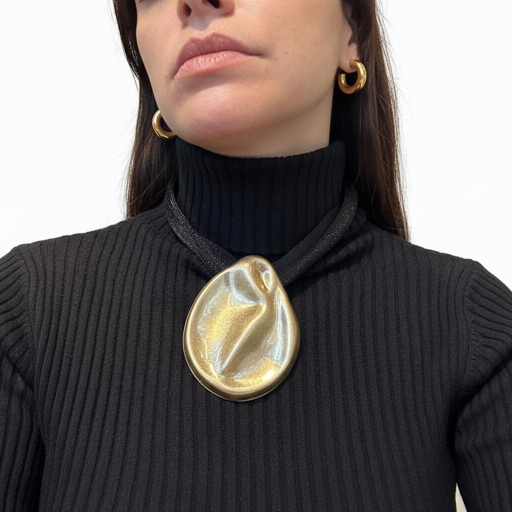 Collar negro pieza dorada