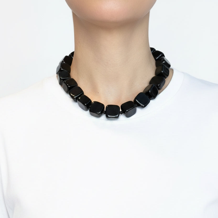 Collar cubitos resina negra