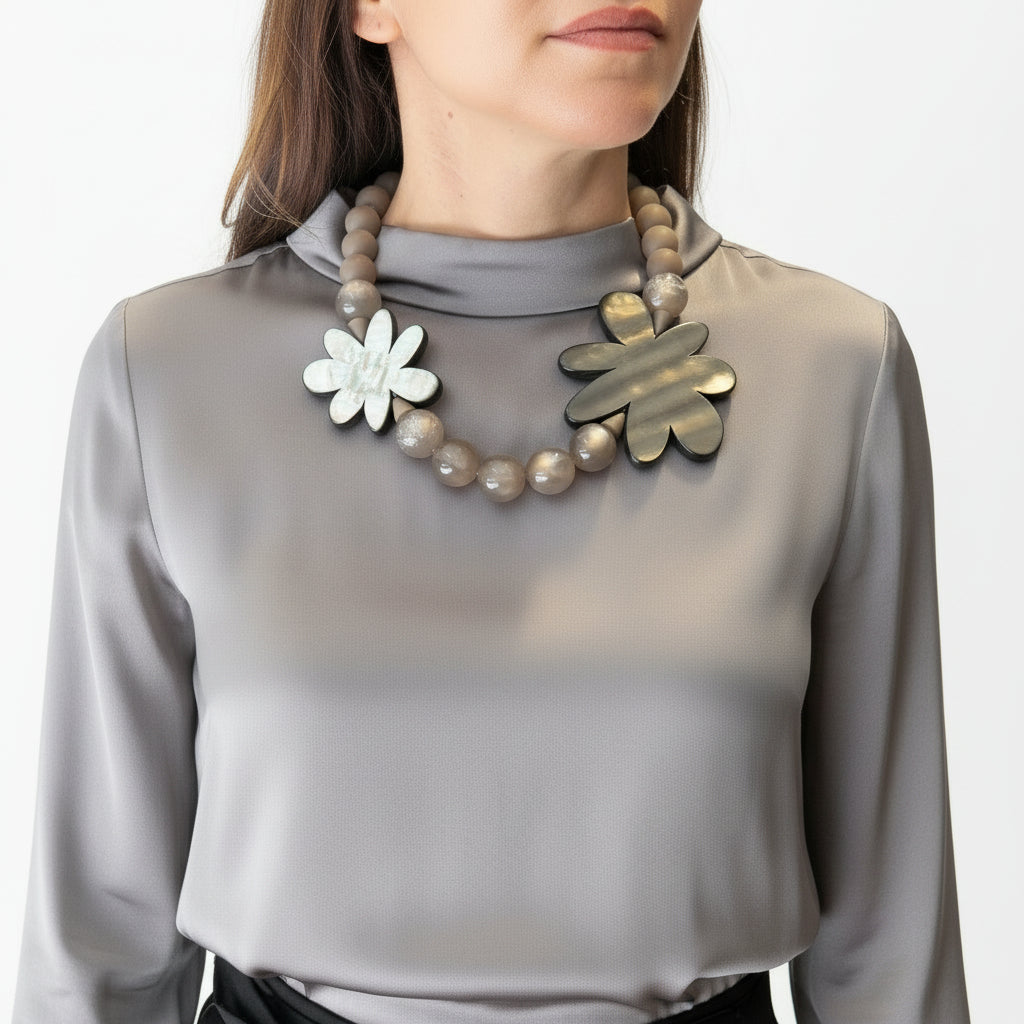 Collar flores gris