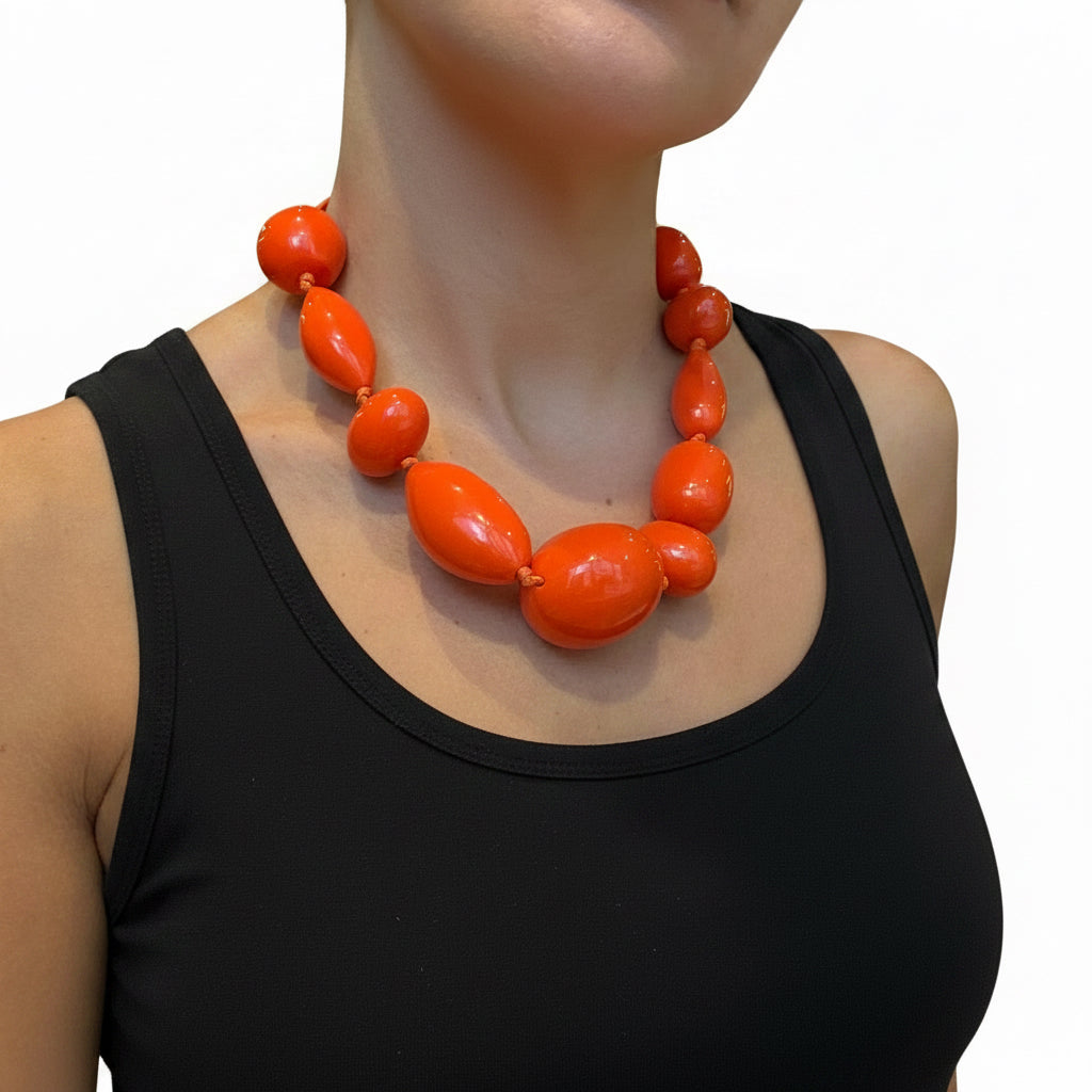 collar naranja de resina