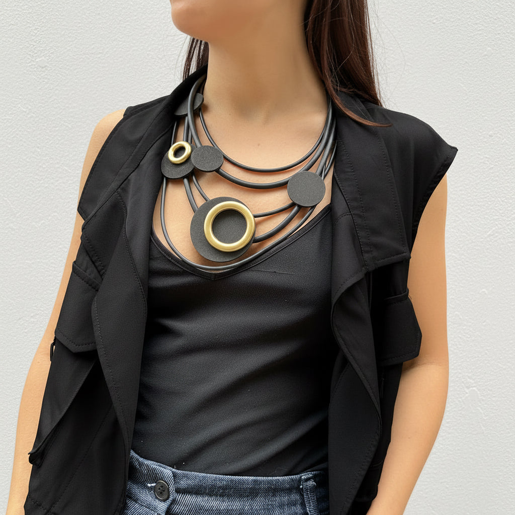 collar corto y negro dorado