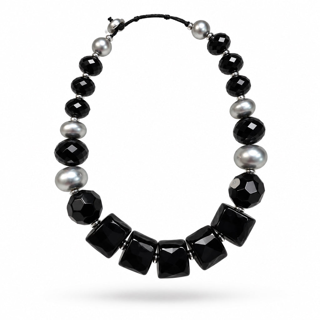 Collar plateado y negro