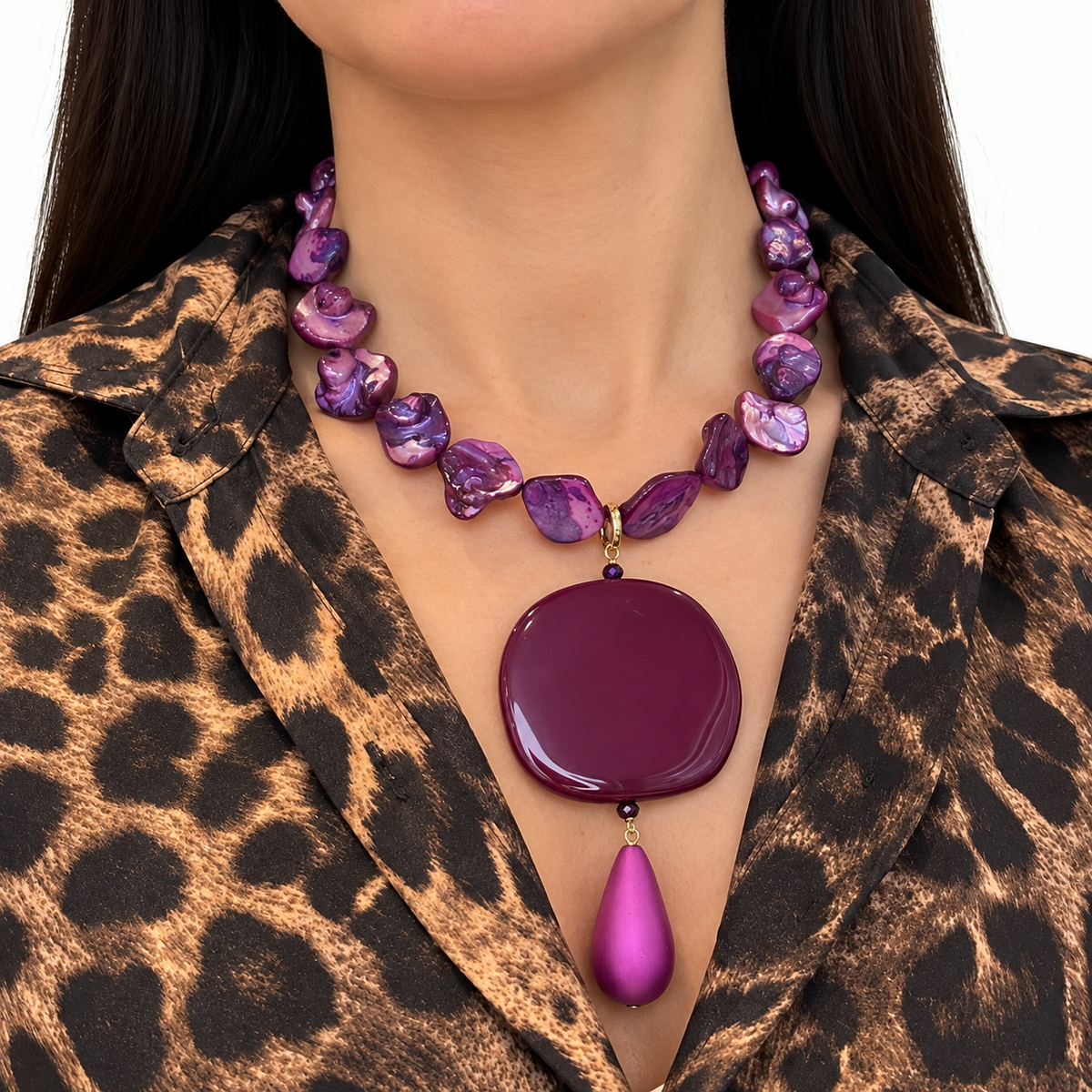 Collar violeta nacar y resina