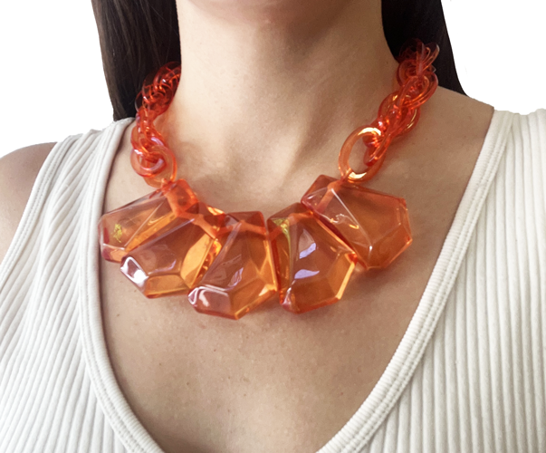 Collar naranja translucido