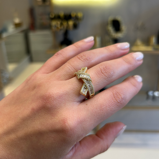 anillo de nudo hecho en zirconia dorada 