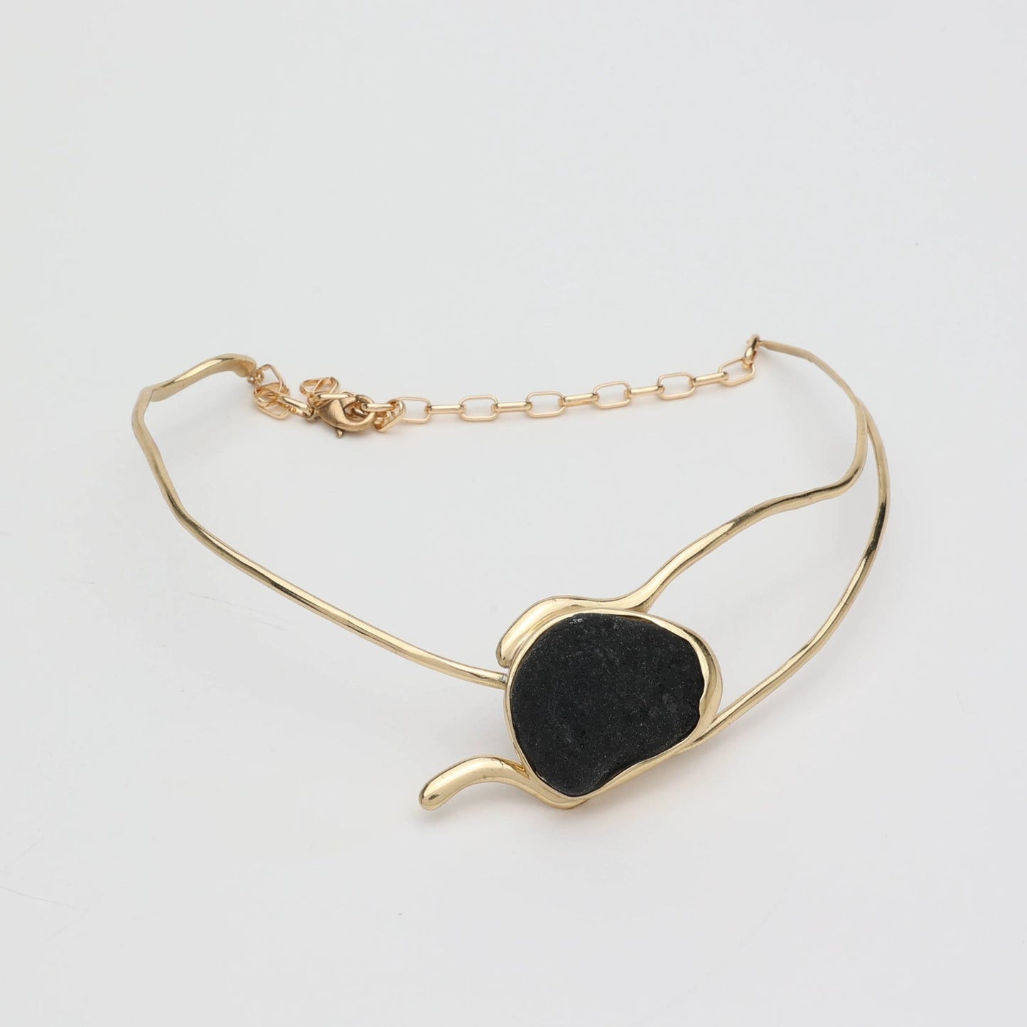 Collar  rigido con piedra negra