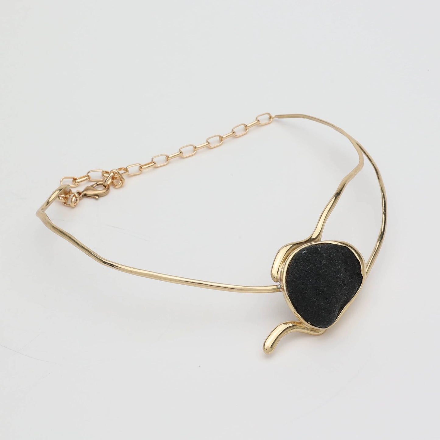 Collar  rigido con piedra negra