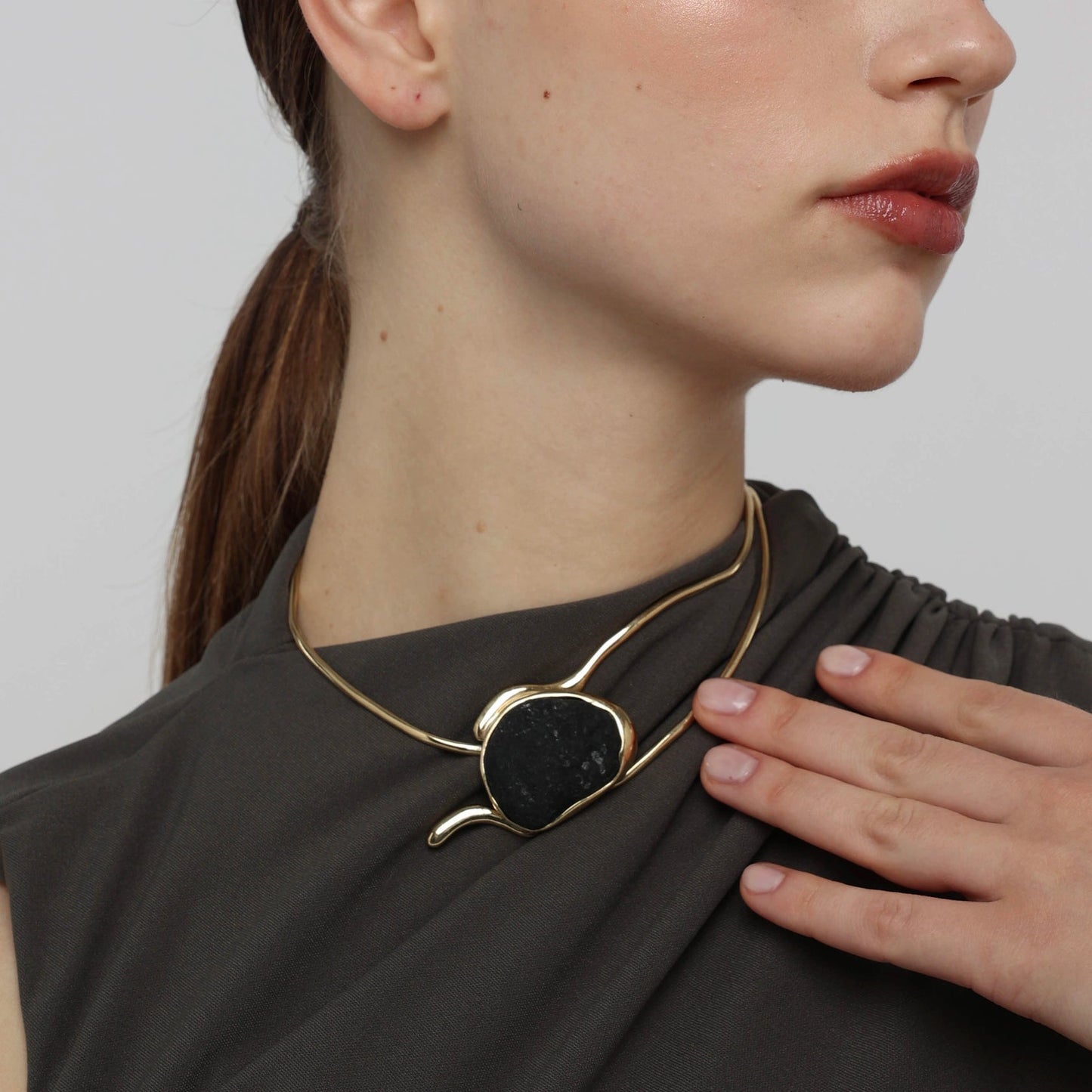 Collar  rigido con piedra negra