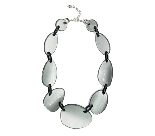 collar gris metalizado de resina