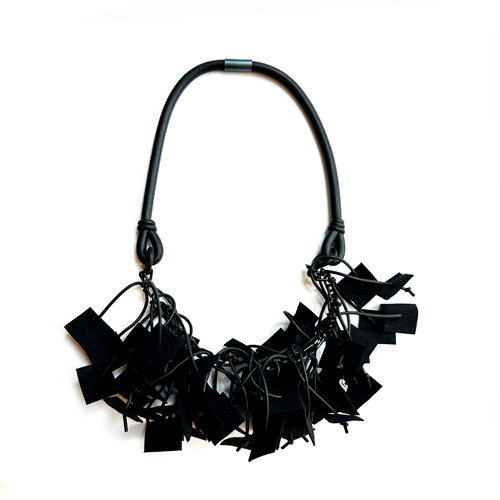 Collar negro de goma
