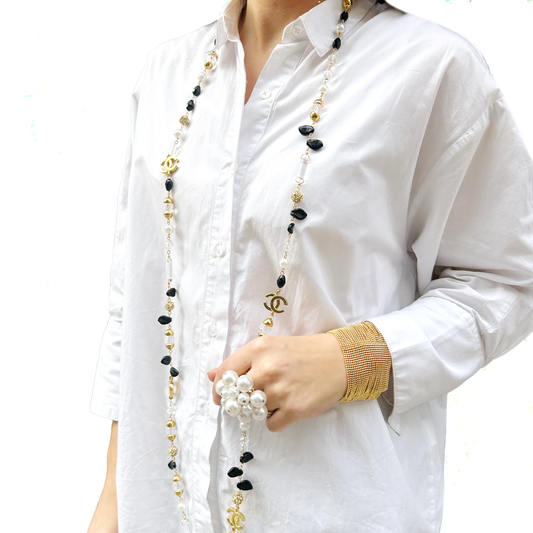 collar  negro y dorado  chanel 