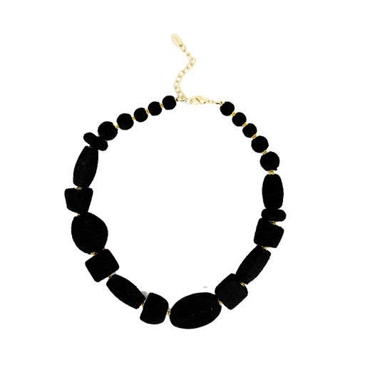 collar negro de tela
