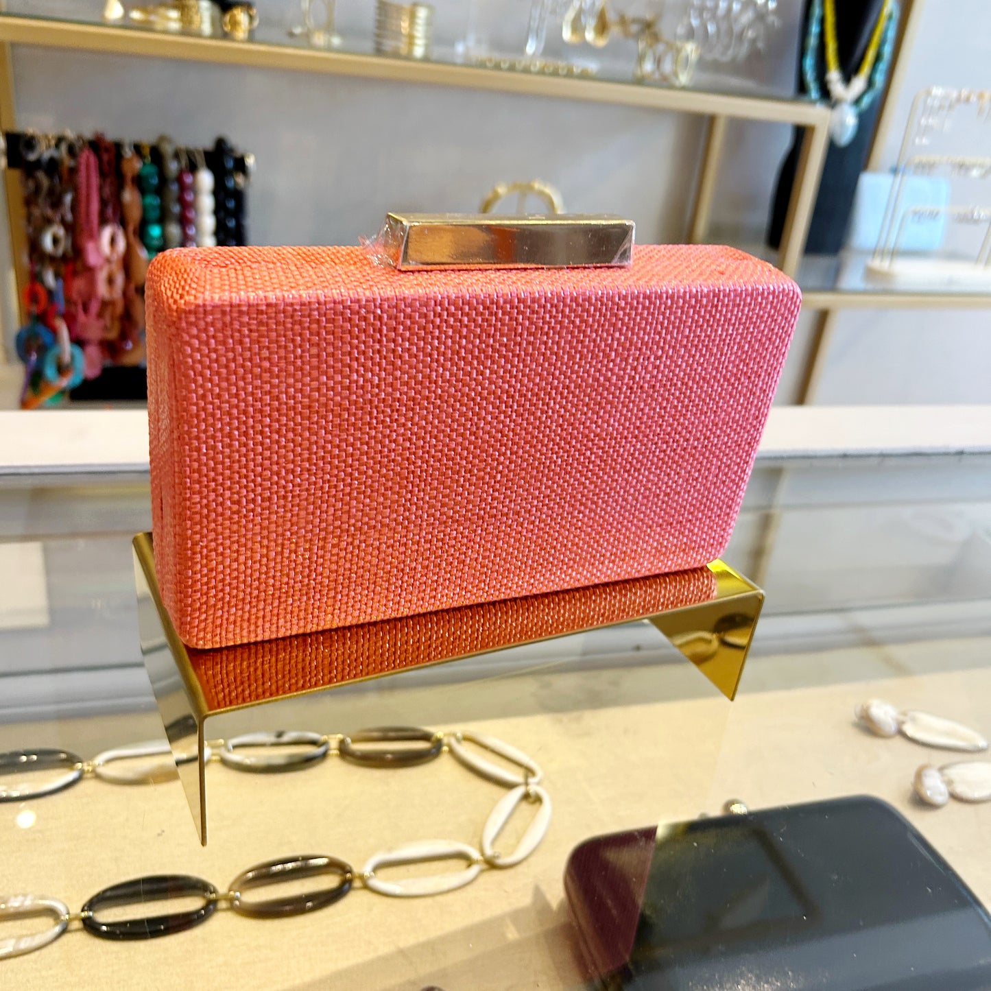 Clutch de rafia coral