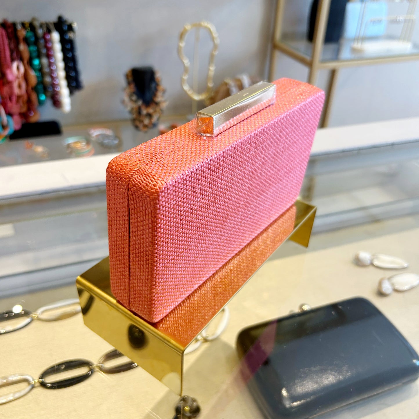Clutch de rafia coral