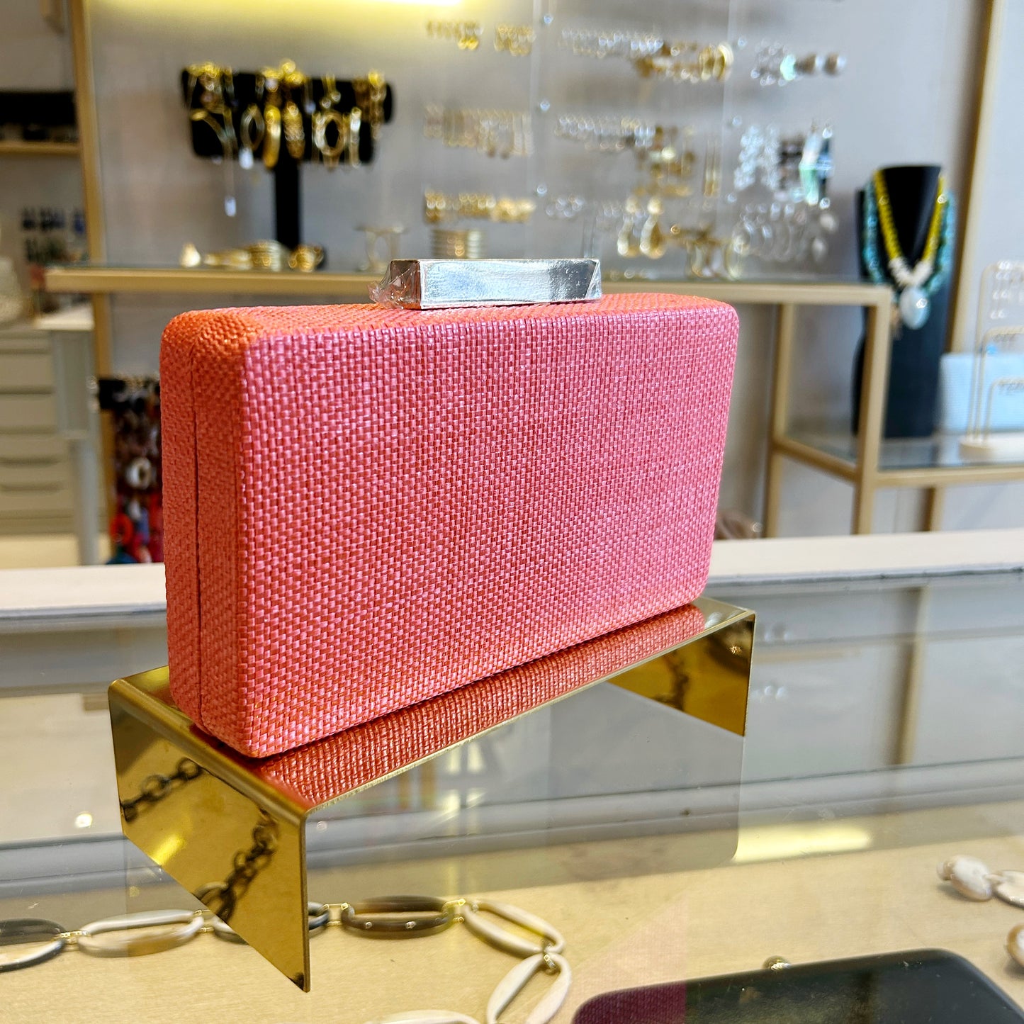 Clutch de rafia coral