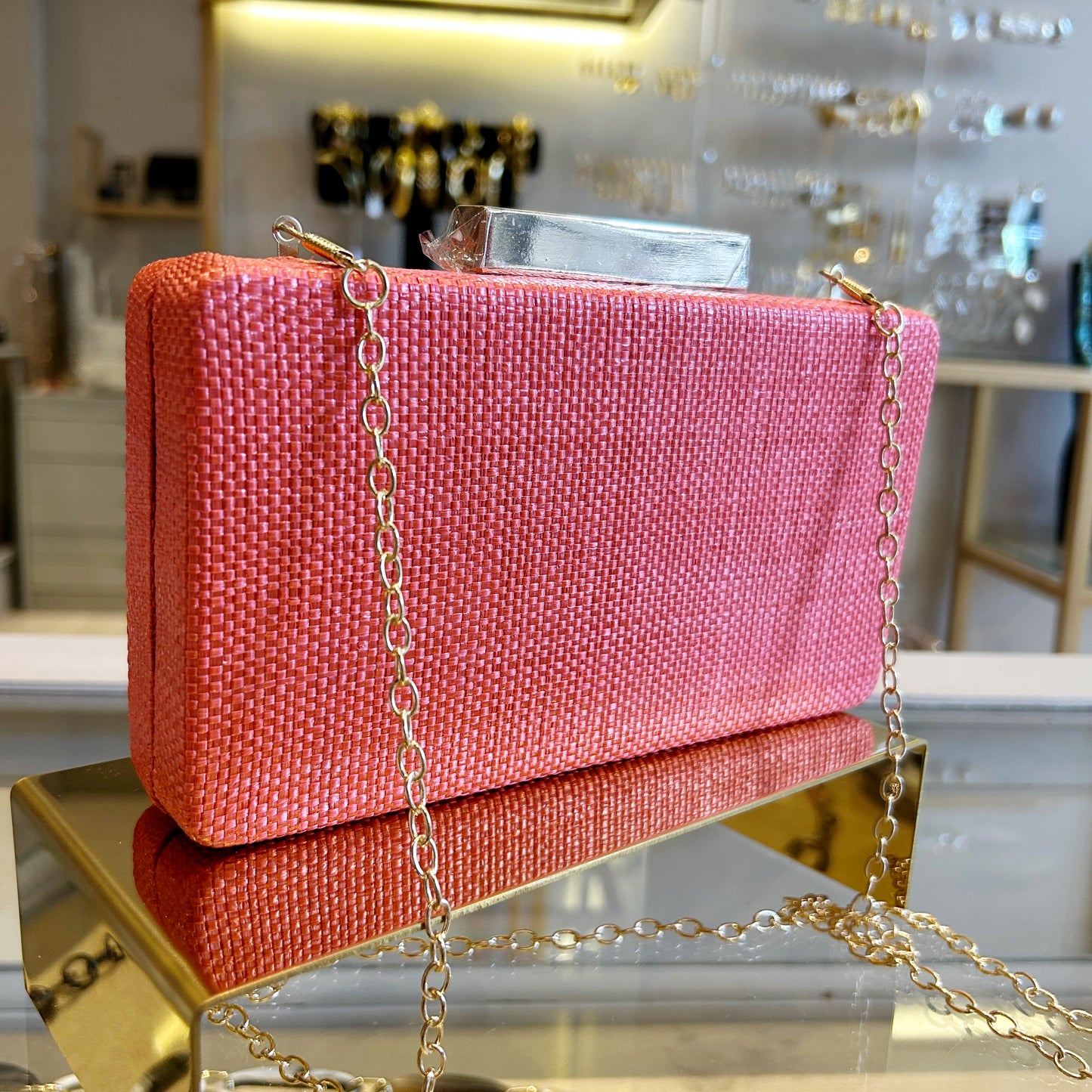 Clutch de rafia coral