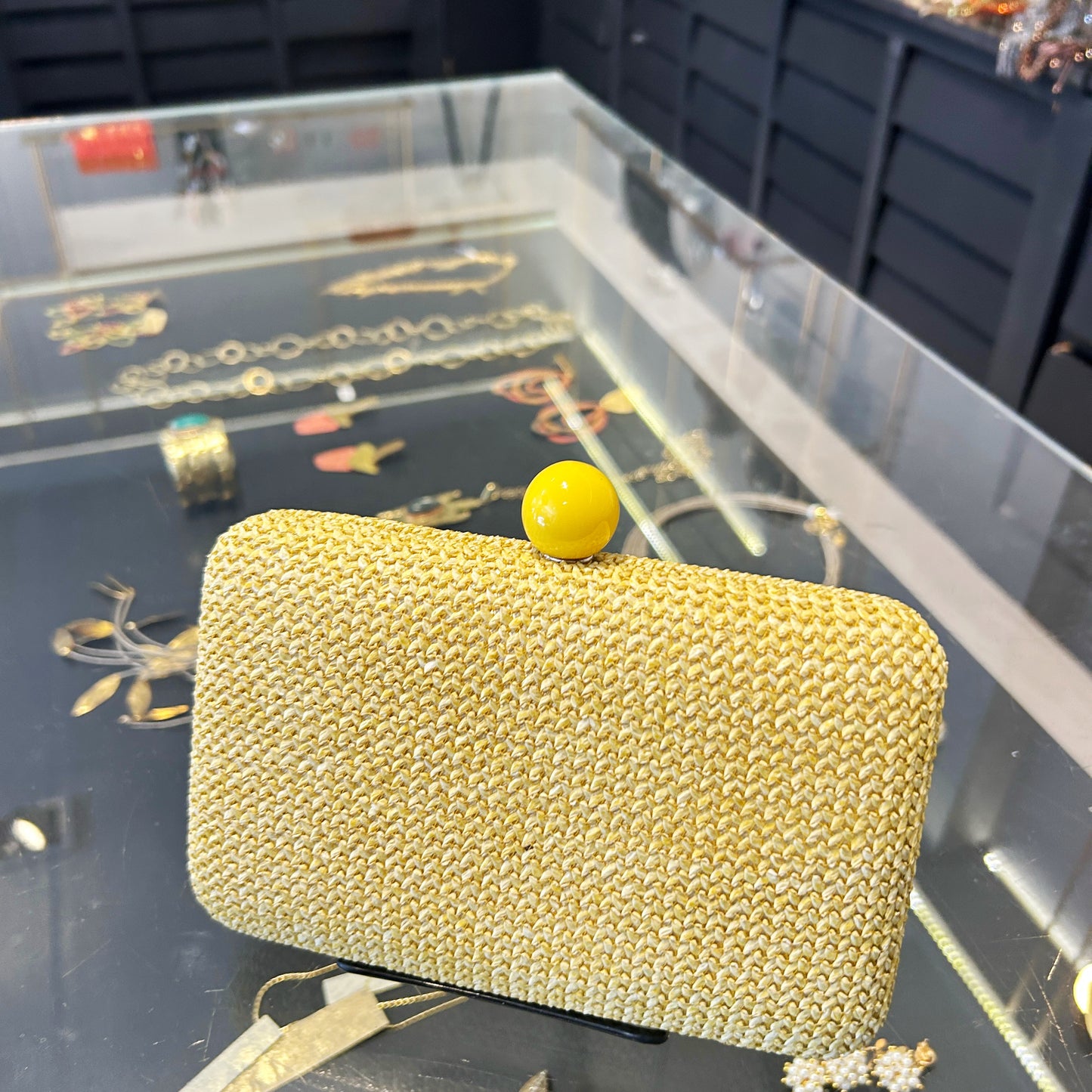Clutch de rafia amarilla