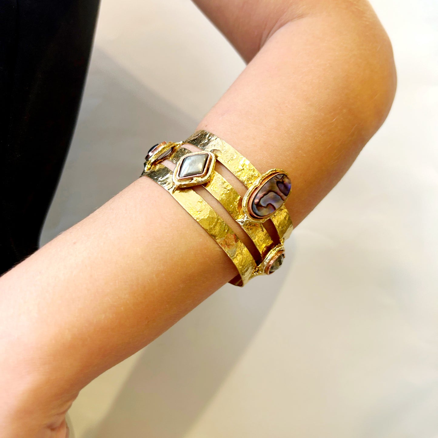 Brazalete triple con piedras