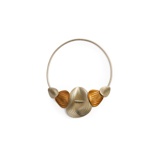 Collar dorado y cobre