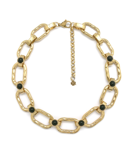 collar dorado y negro 