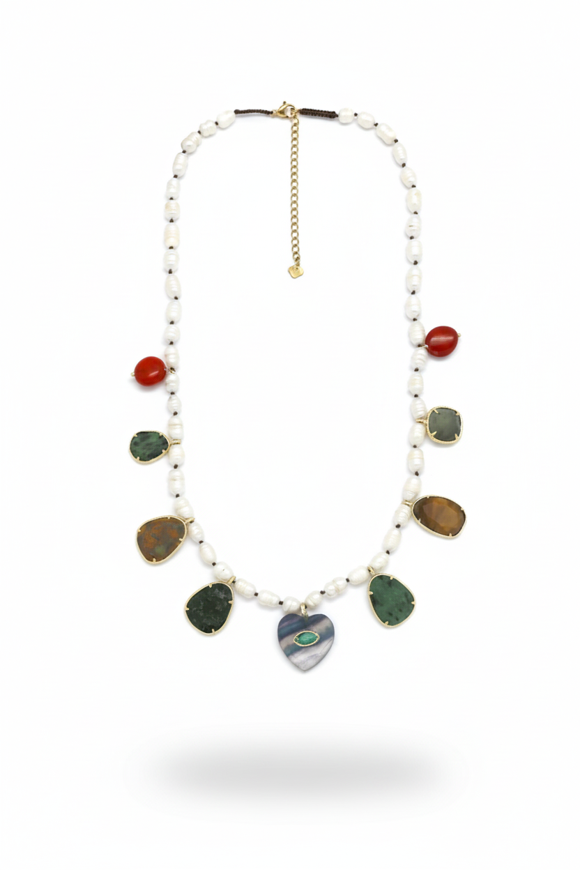 collar de perlas y dijes 
