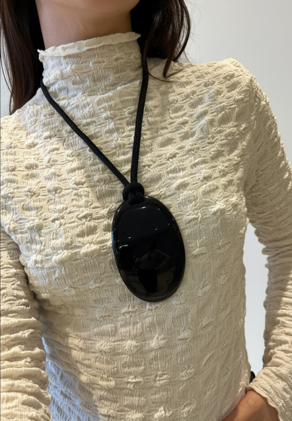 Collar de resina negra