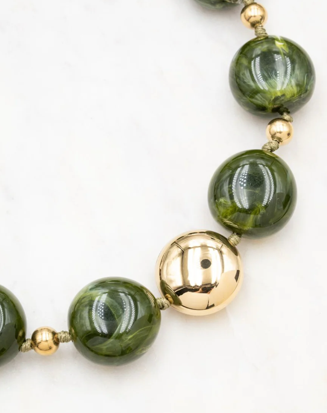 Collar resina verde con dorado