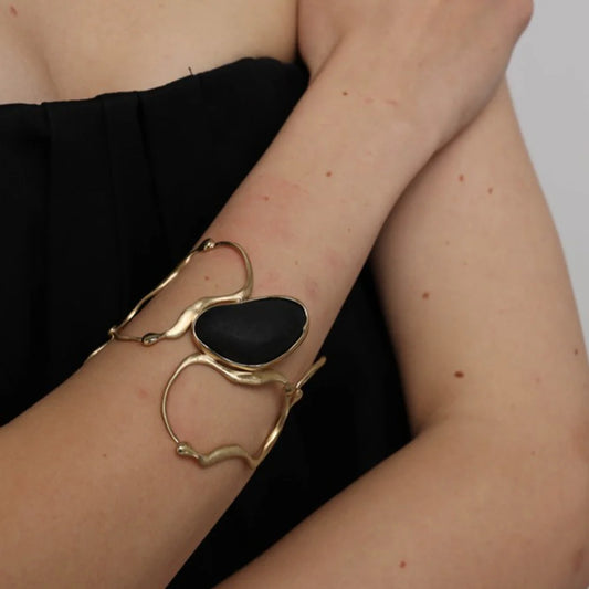 Brazalete dorado con piedra negra