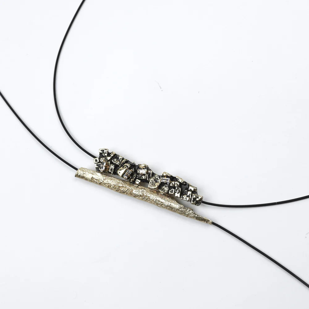 Collar dorado y negro regulable