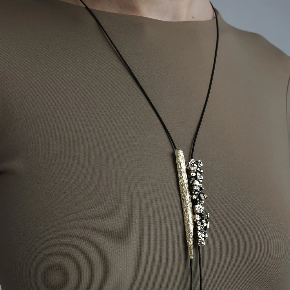 Collar dorado y negro regulable