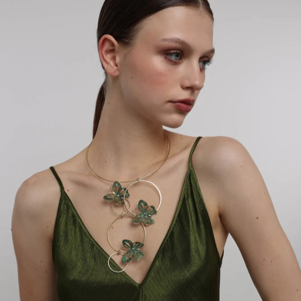 Collar triple mariposa