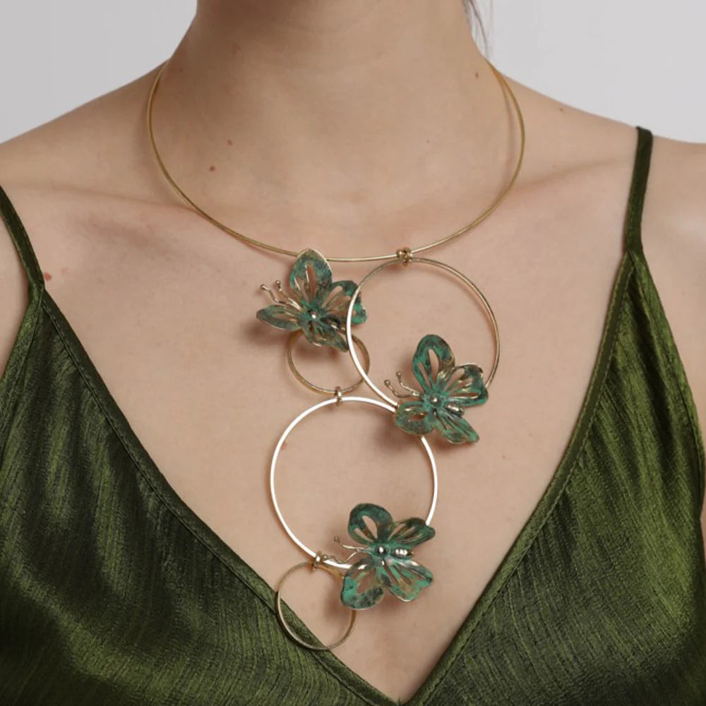 Collar triple mariposa